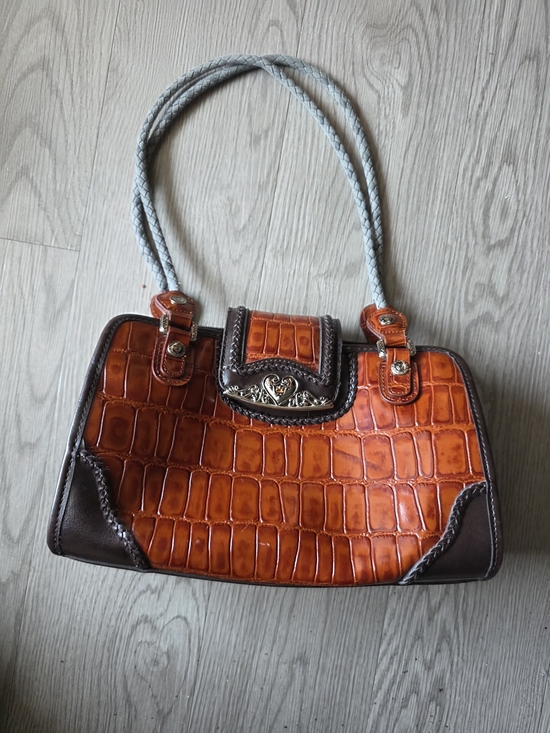 Marc chantal Handbags - "Bolso M.C. vintage style with multiple compartments and heart detail"